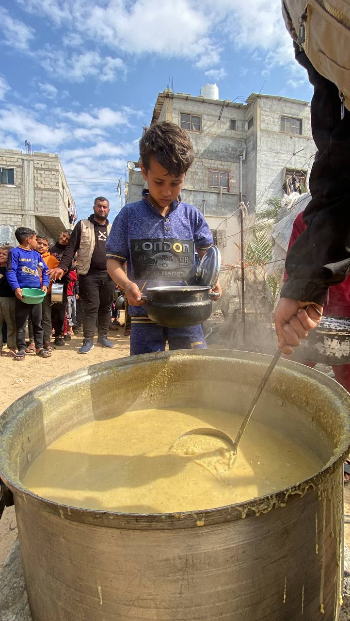 "توزيع الطعام على المهجرين في منطقة رفح"...